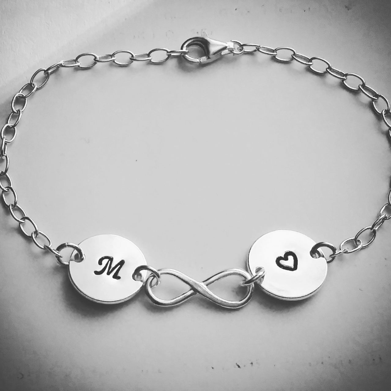 Armband, Infinity med bokstavsbrickor