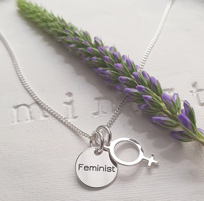 Halsband med text "Feminist" och kvinnosymbol  - Silver 925