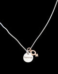 Halsband med text "Feminist" och roséfärgad kvinnosymbol  - Silver 925