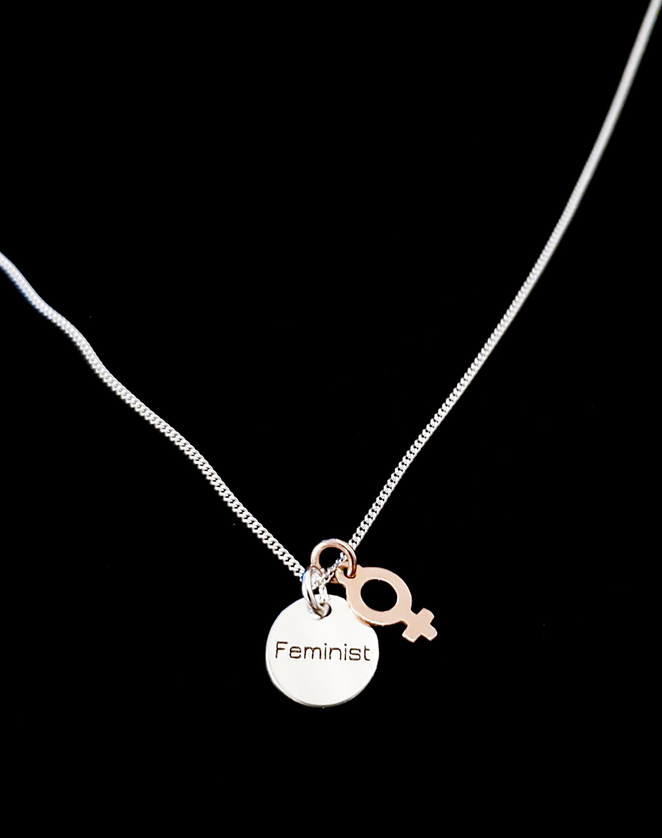 Halsband med text "Feminist" och roséfärgad kvinnosymbol  - Silver 925