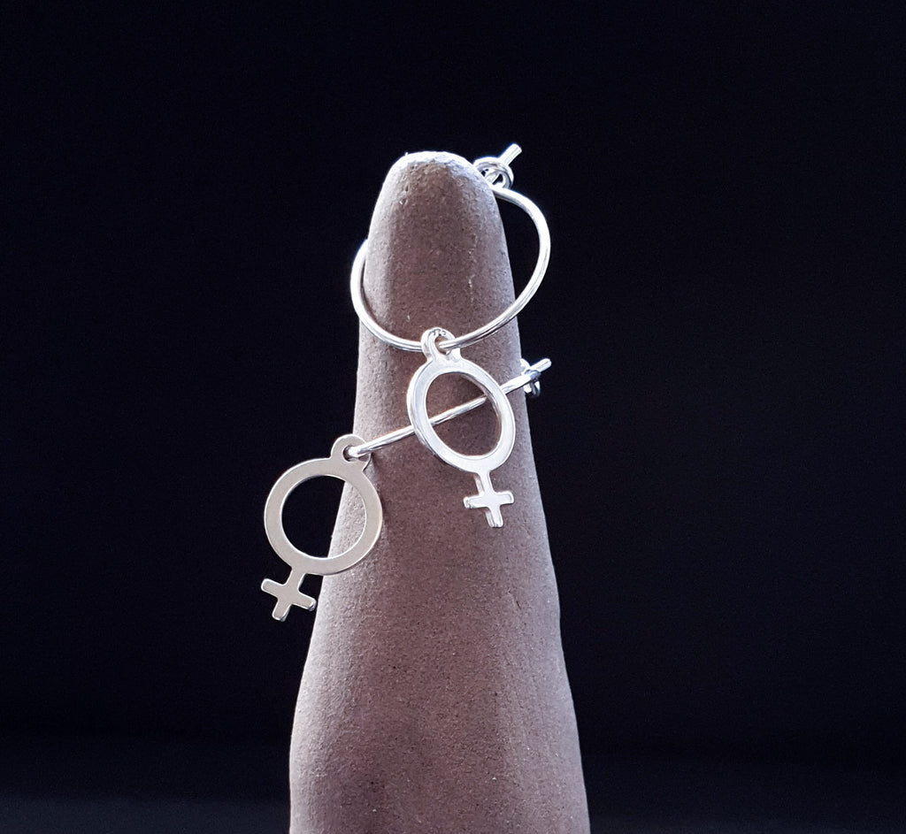 Örhängen feminist, små ringar - Silver 925
