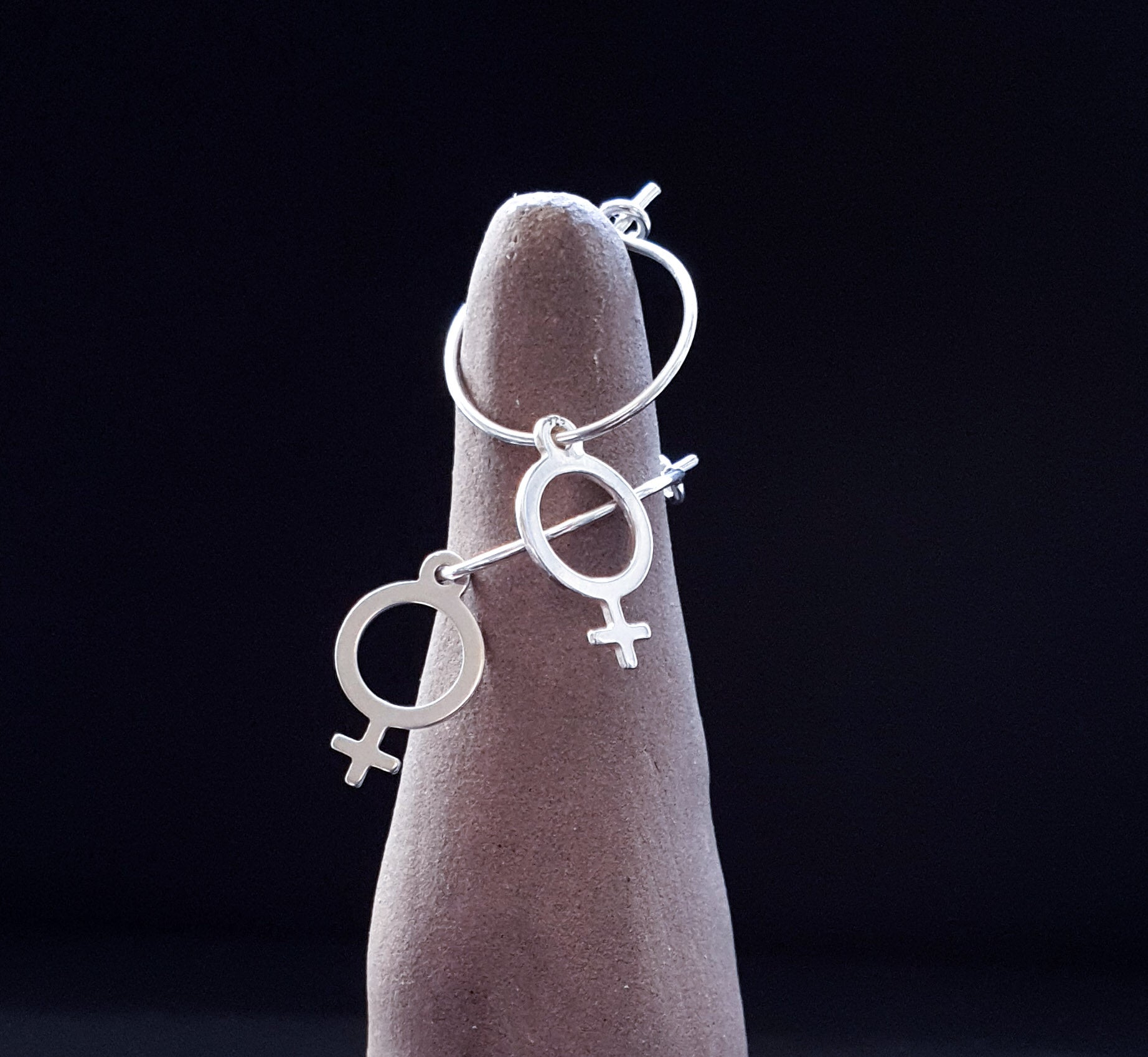 Örhängen feminist, små ringar - Silver 925