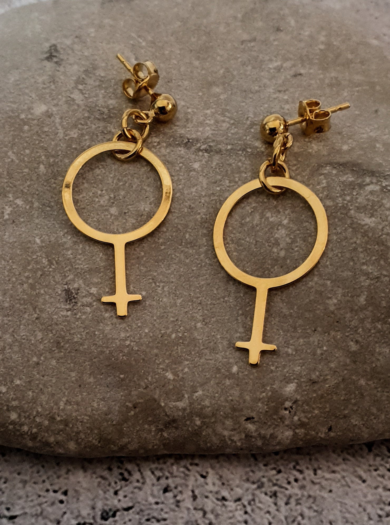 Örhängen med stora kvinnosymboler, Guldplätering