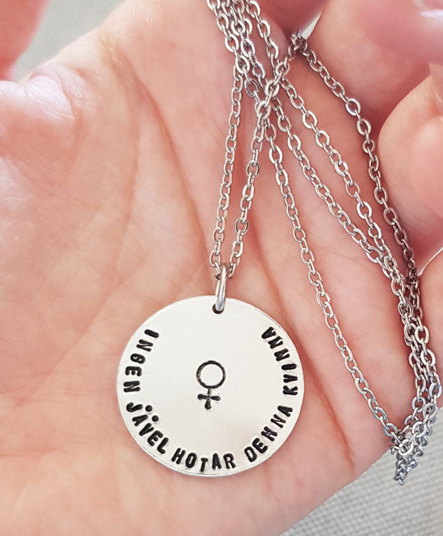 Halsband "Ingen jävel hotar denna kvinna"