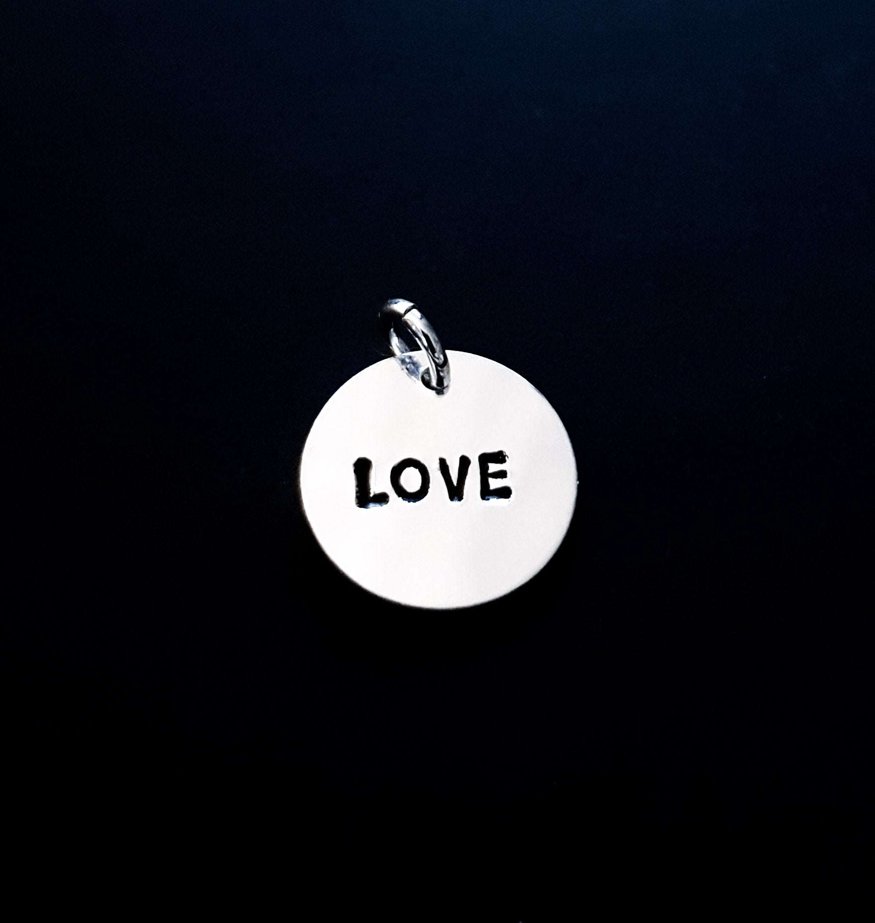 Rund berlock text "Love" - Sterling silver 925