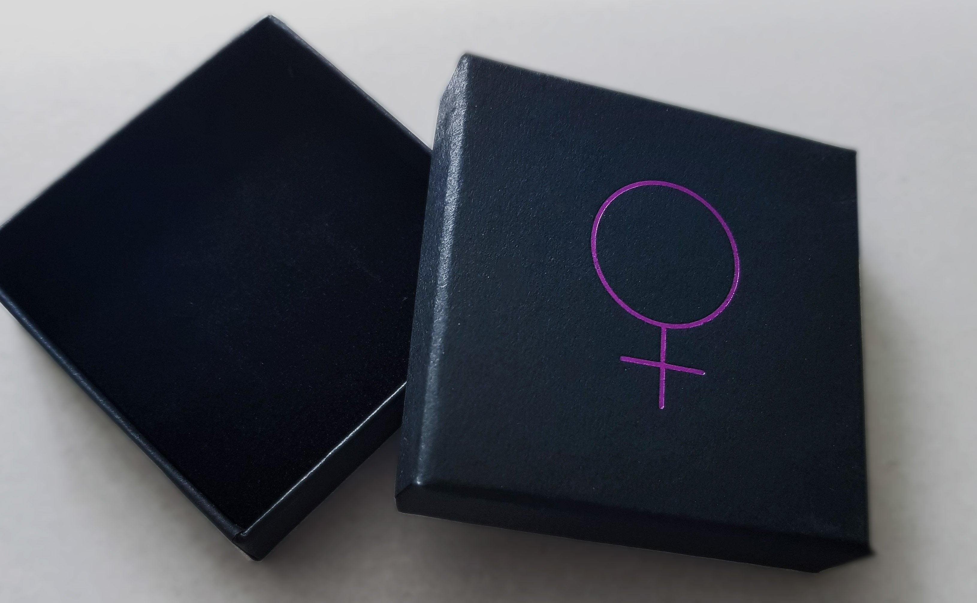 Svart smyckesask - Kvinnosymbol 65 mm