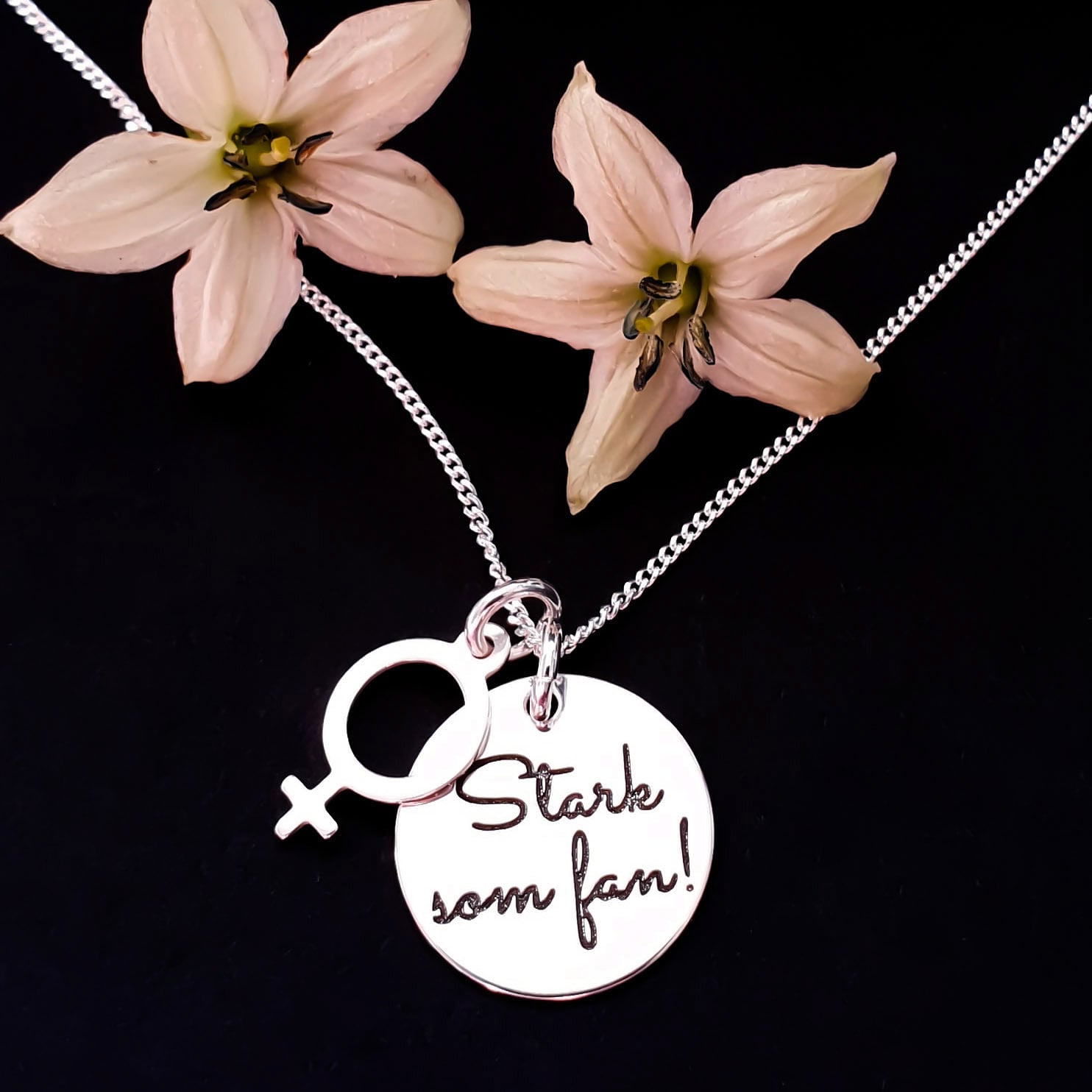 Halsband bricka "Stark som fan!" och kvinnosymbol -  Silver 925