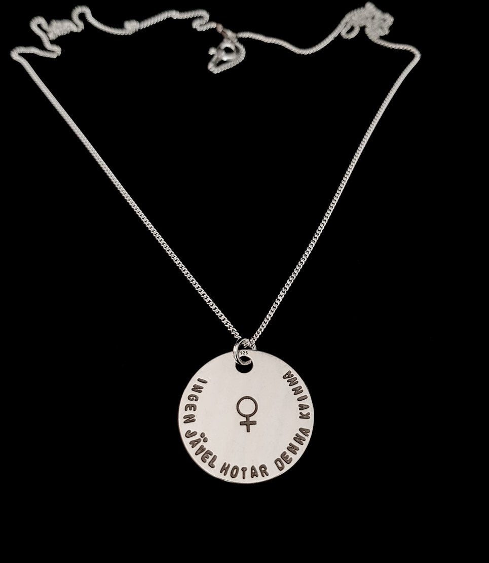 Ingen jävel hotar denna kvinna! - Hänge / halsband, Silver 925