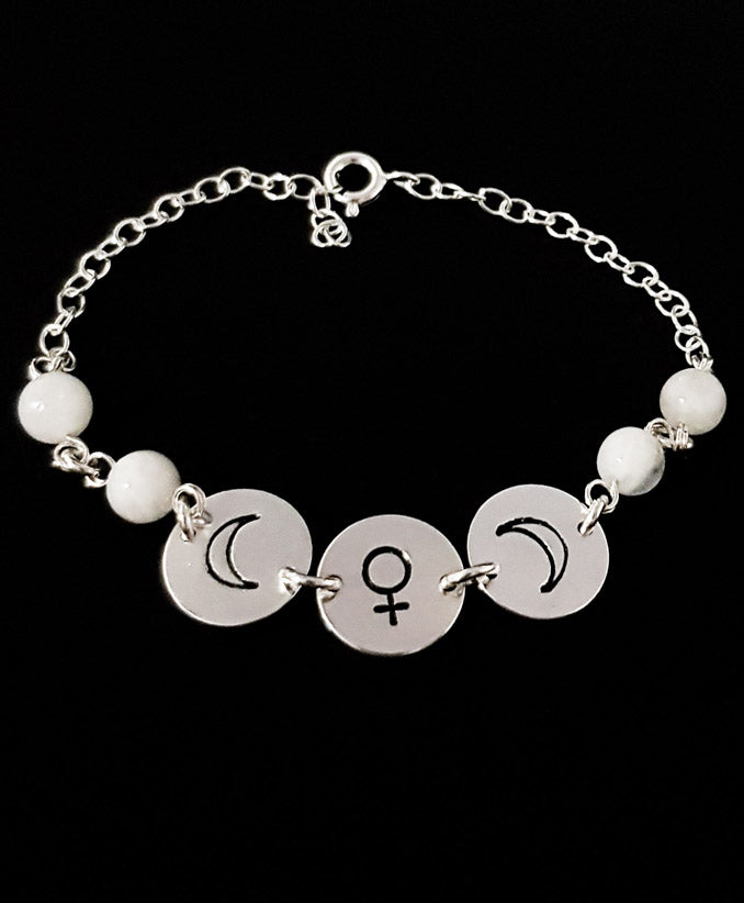 Armband, månar, kvinnosymbol och äkta månstenar