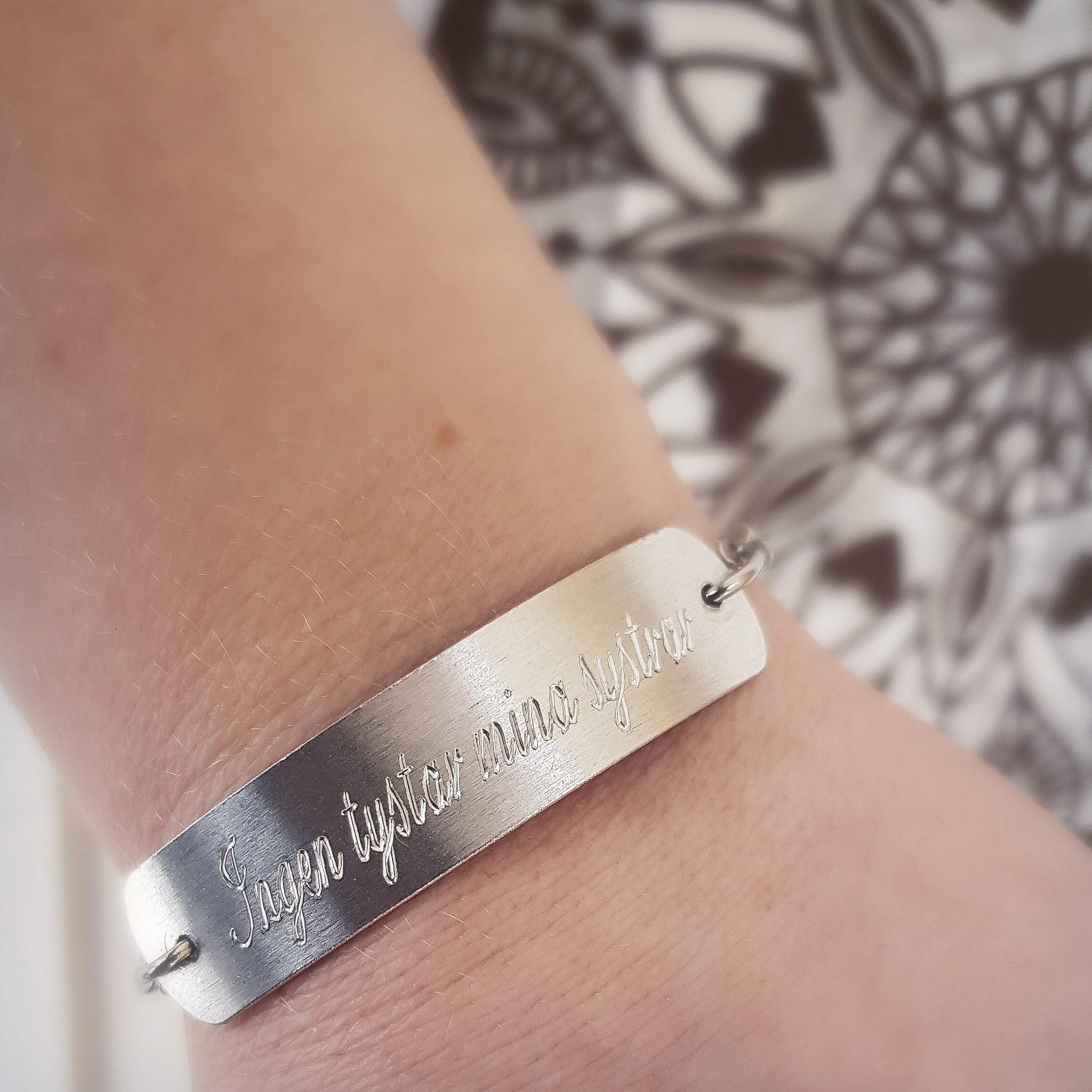 Armband "ingen tystar mina systrar"