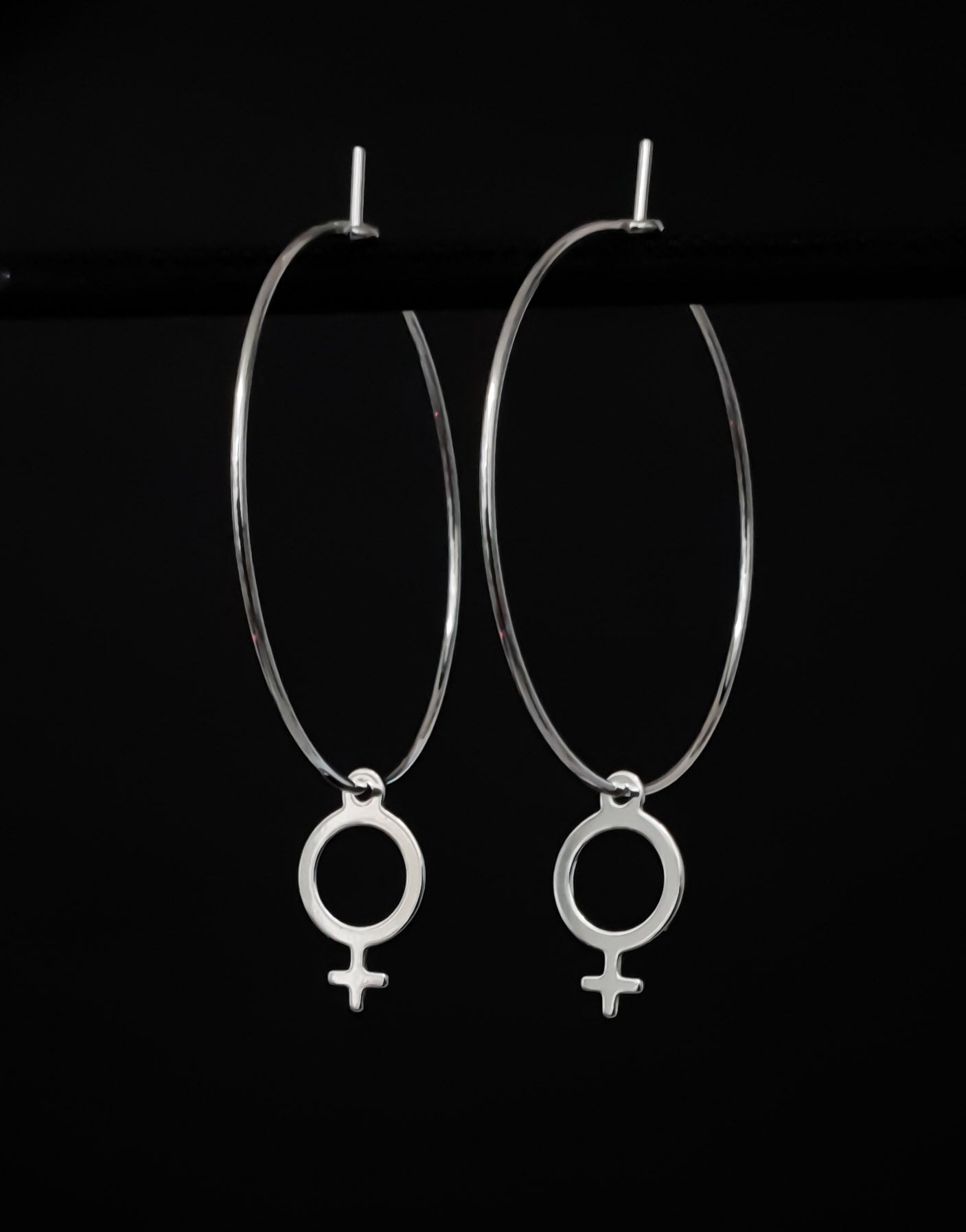 Stora örringar med litet Feministhänge - silver 925