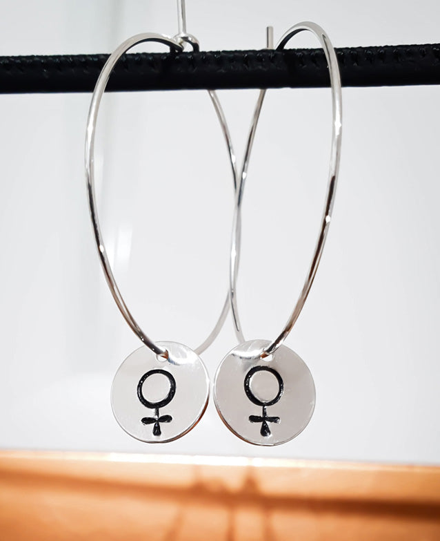 Örringar, runda brickor med kvinnosymbol - silver 925