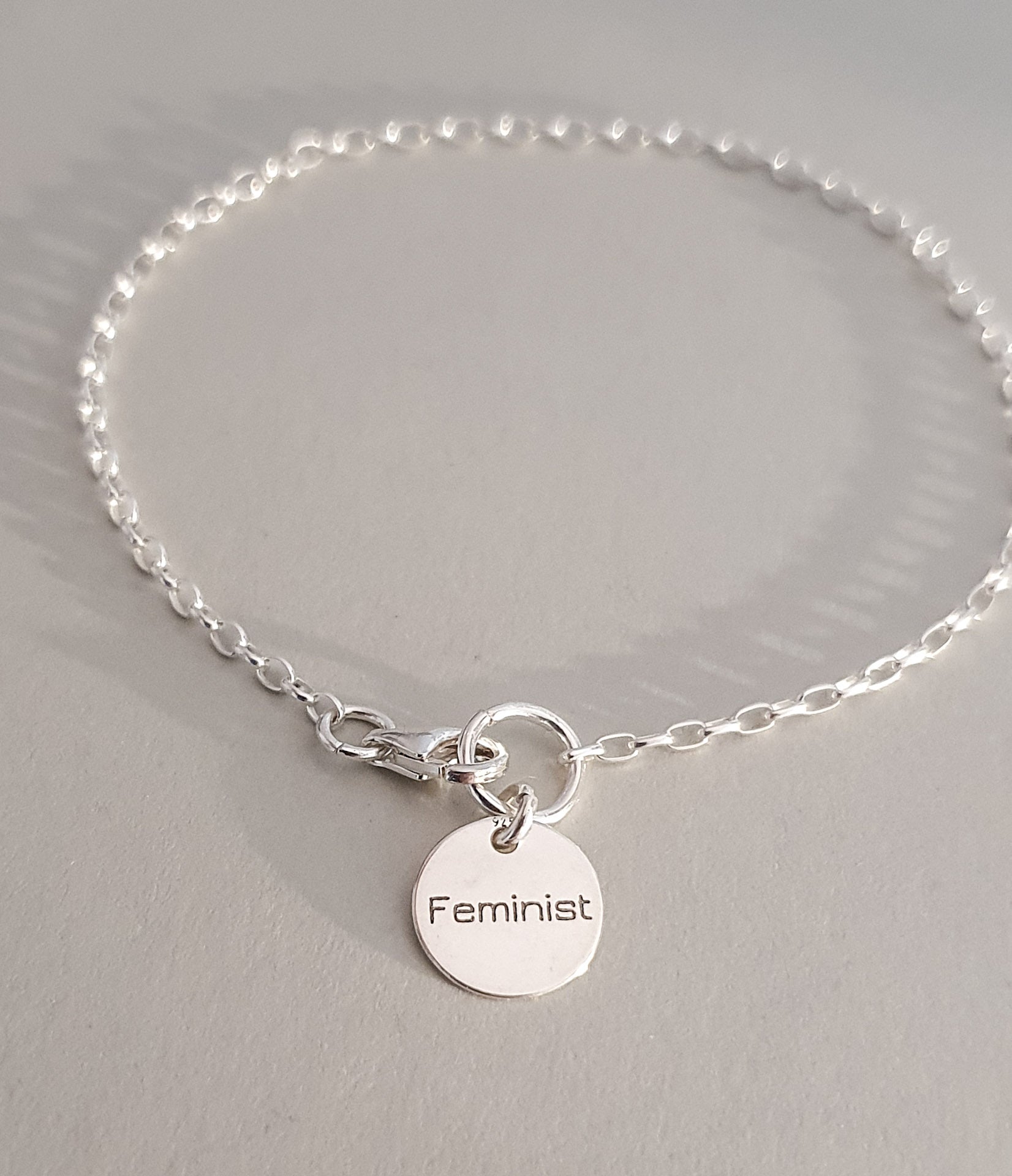 Armband med textbricka "Feminist" - Sterling silver 925
