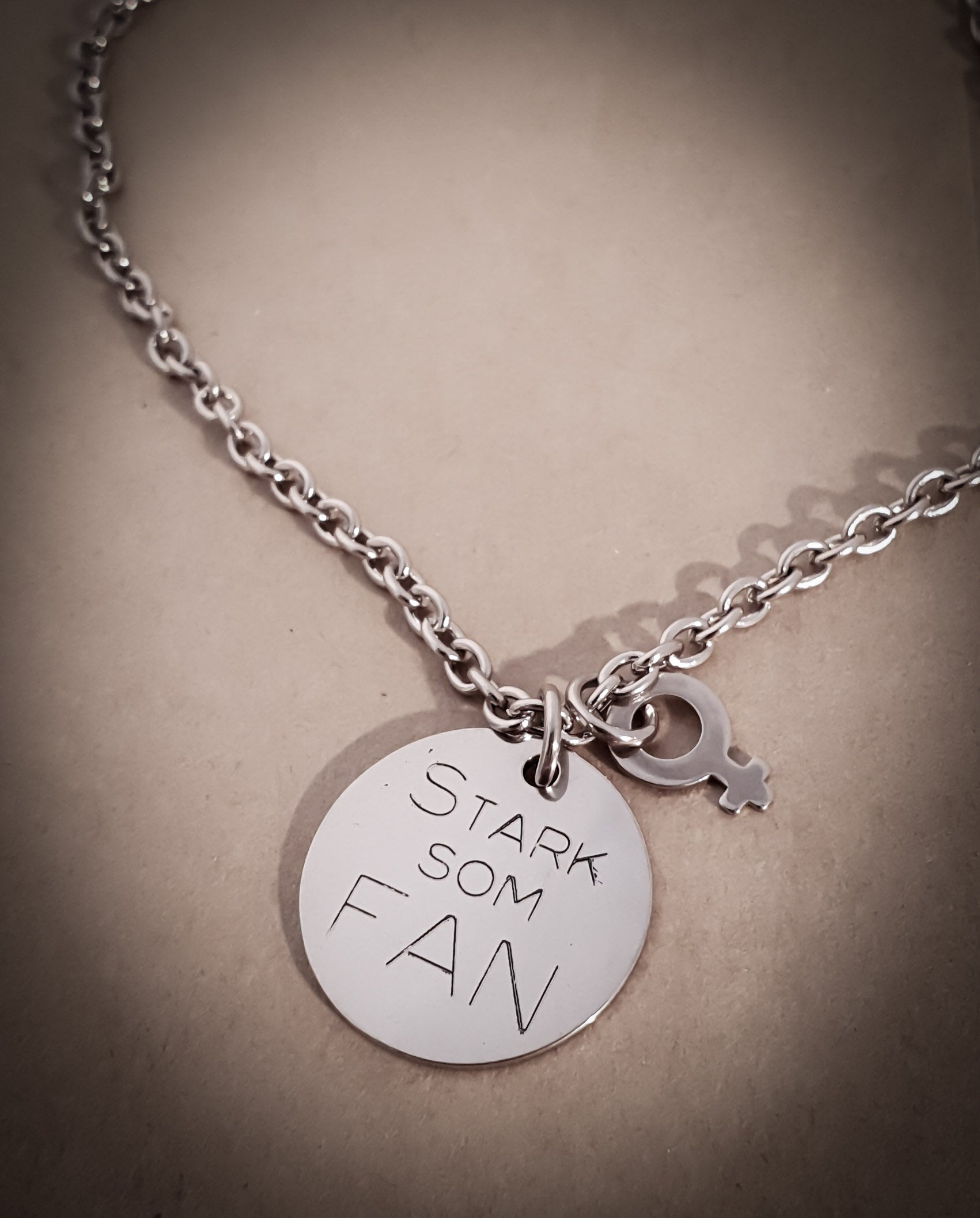 Stark som fan med kvinnosymbol - graverat halsband i stål