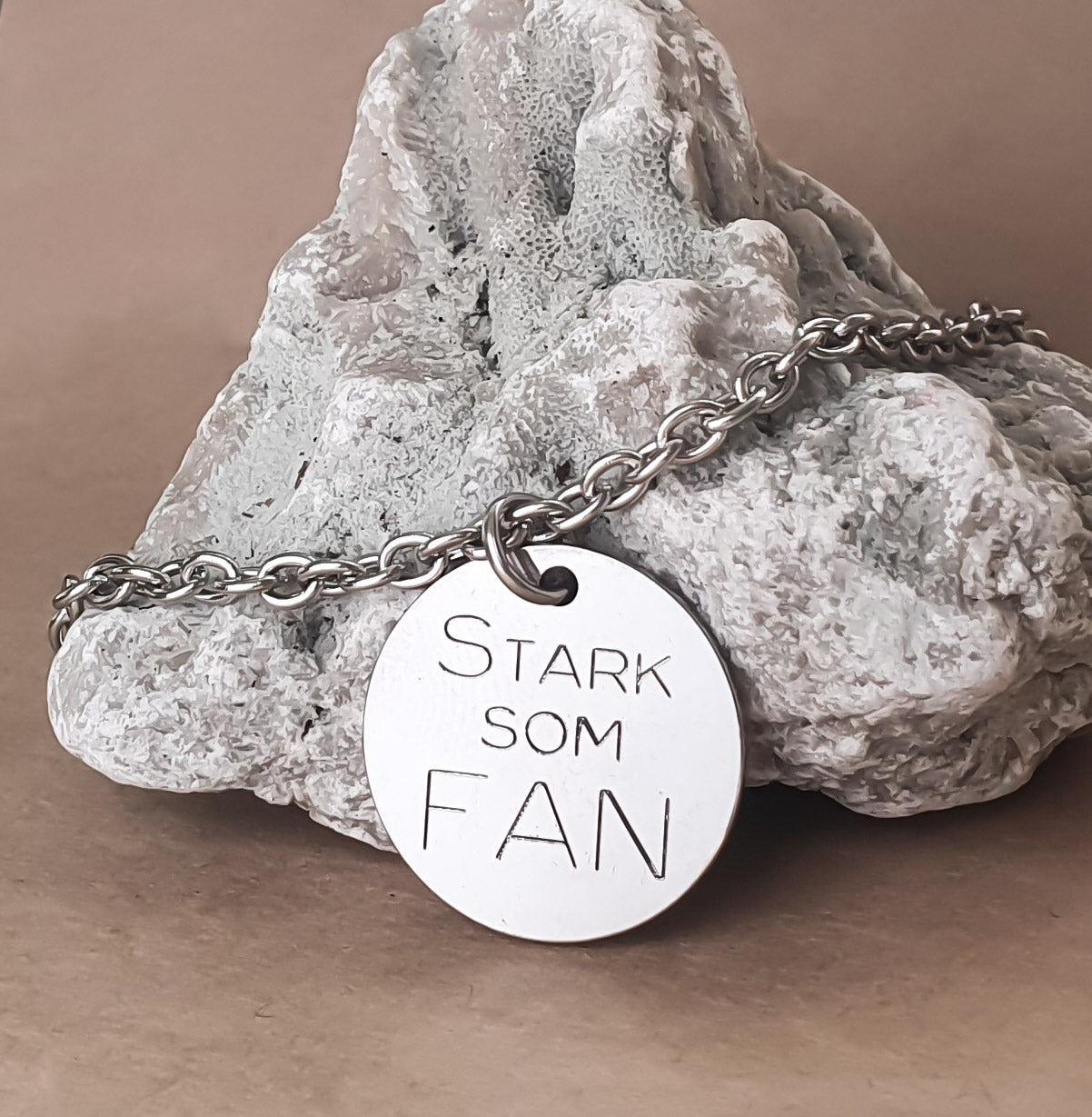 Stark som fan - graverat hänge i stål