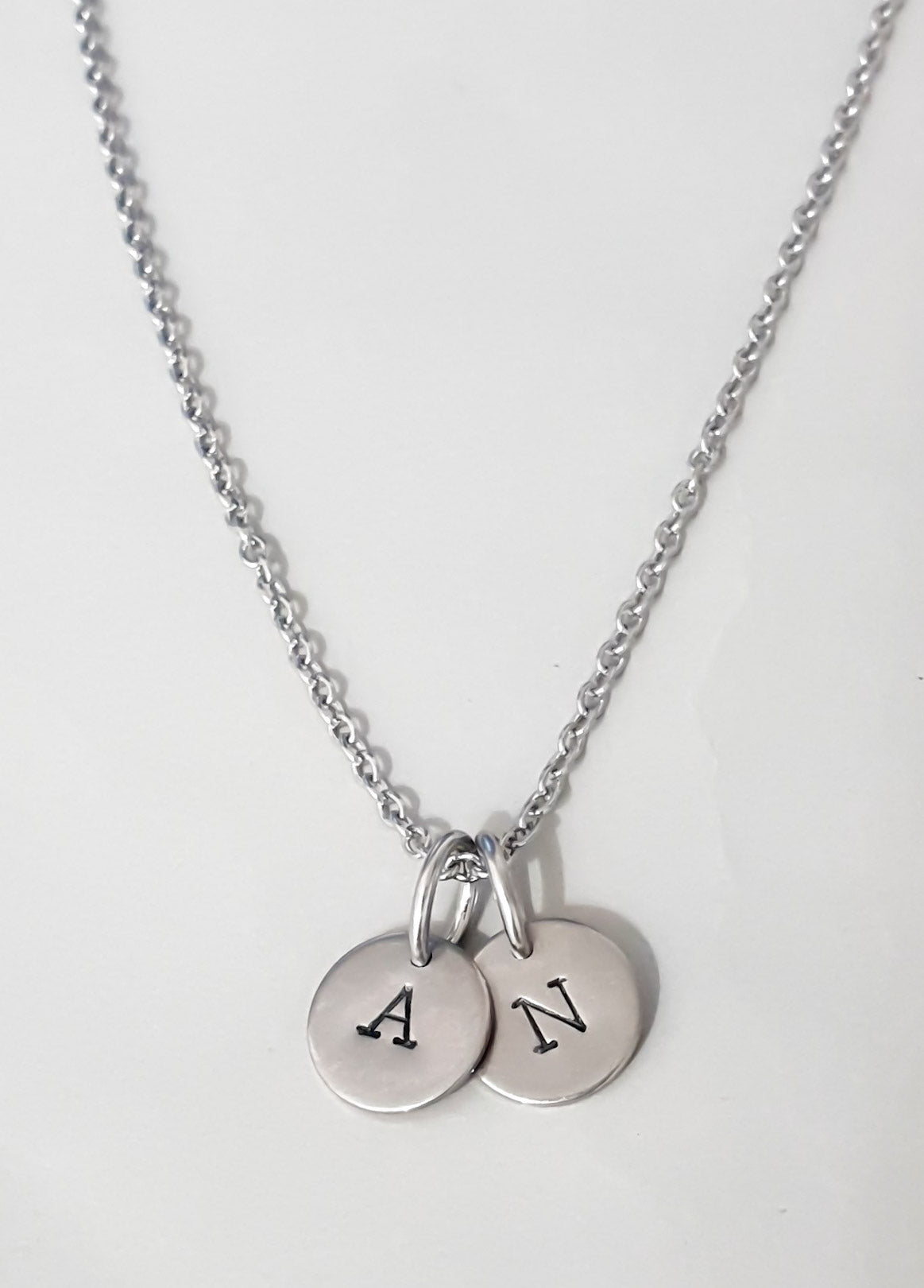 Bokstavshalsband / hänge, rostfritt stål