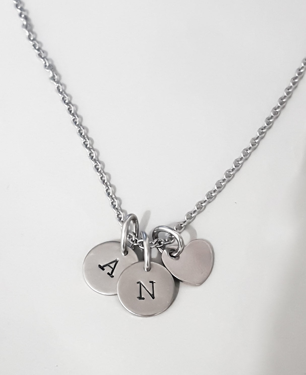 Bokstavshalsband med hjärta, rostfritt stål