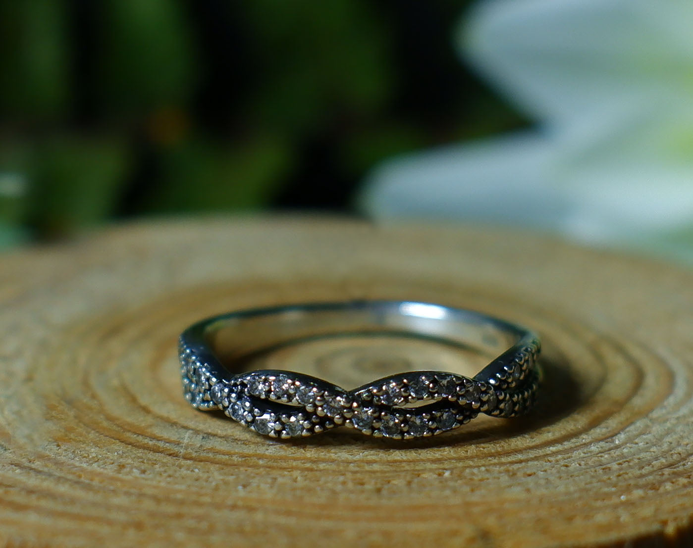 Tvinnad ring med 31 kubisk zirkonia - skimrande, Silver 925