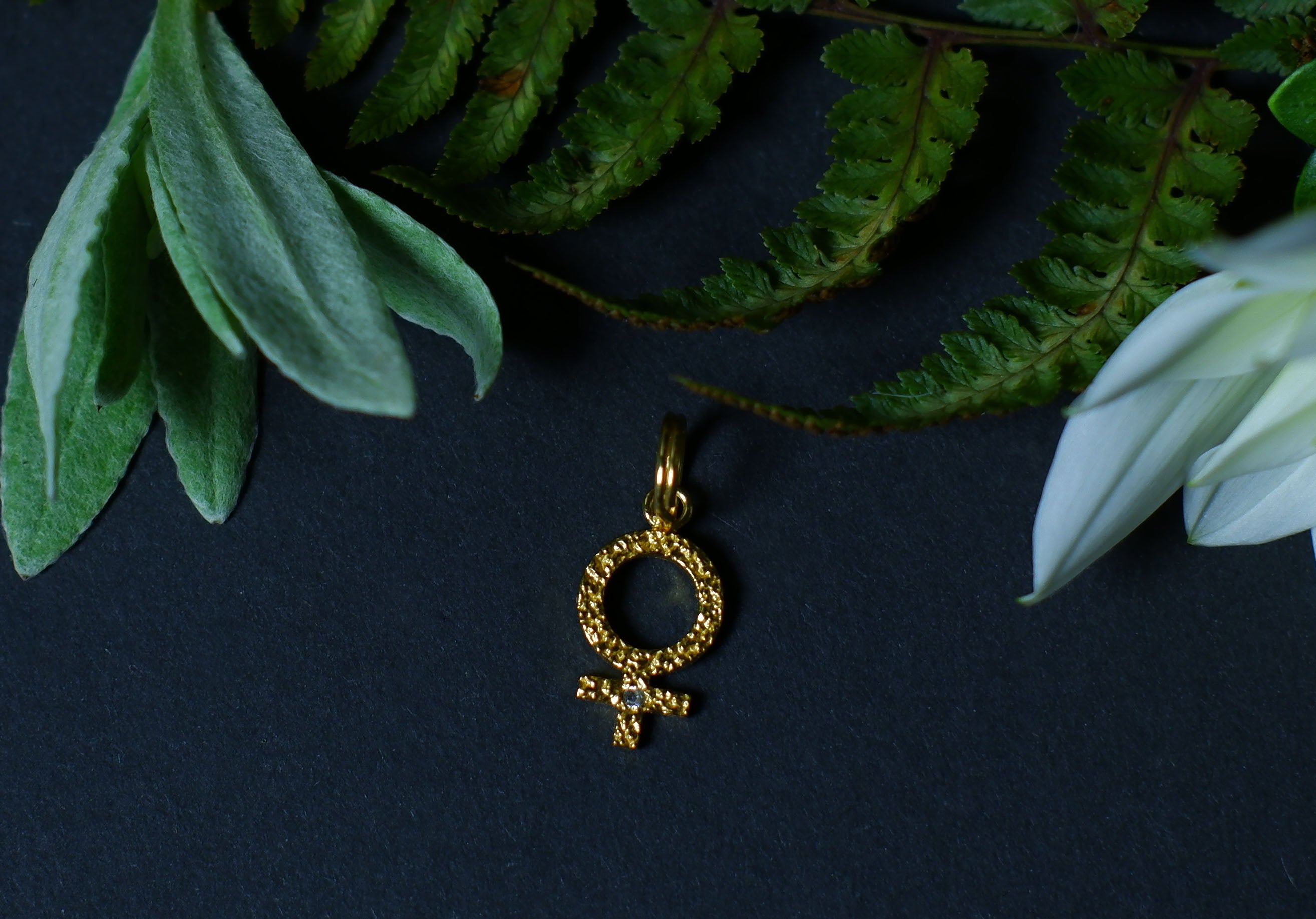 Kvinnosymbol med sten - Hänge, Guldpläterad Sterling silver 925