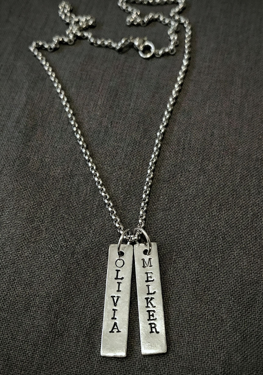 Namnhalsband med avlånga brickor