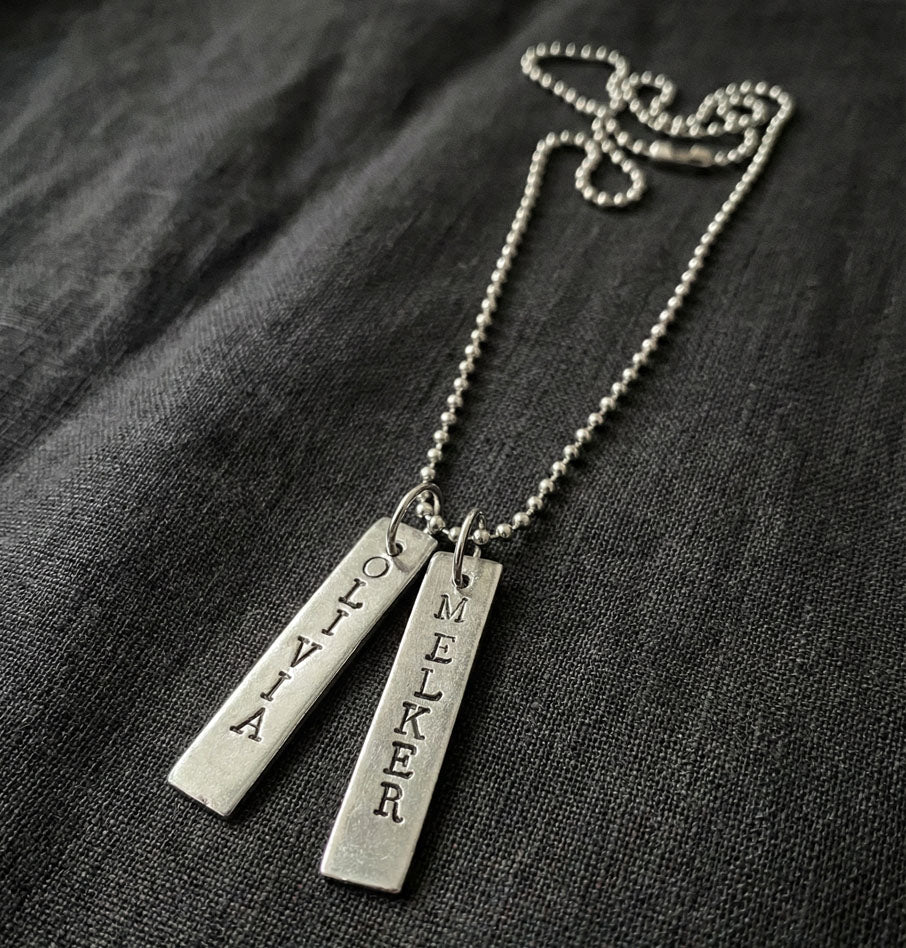 Namnhalsband med avlånga brickor