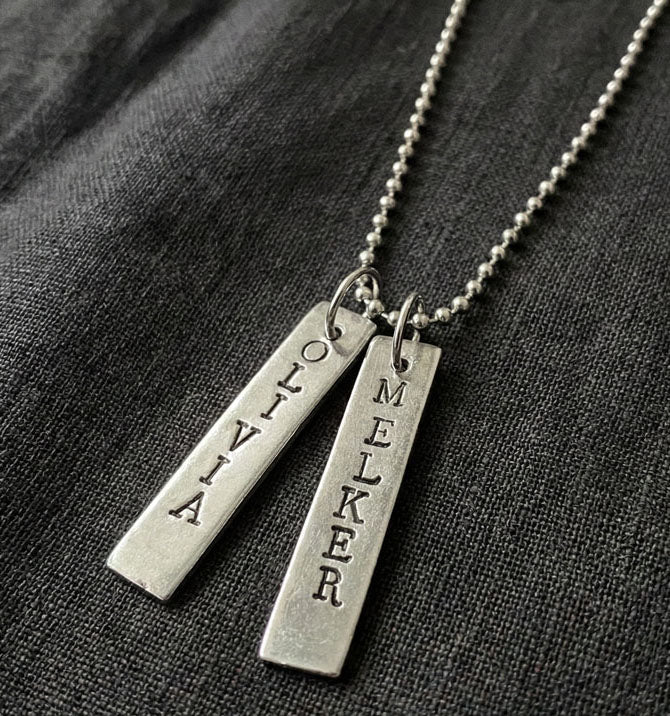 Namnhalsband med avlånga brickor