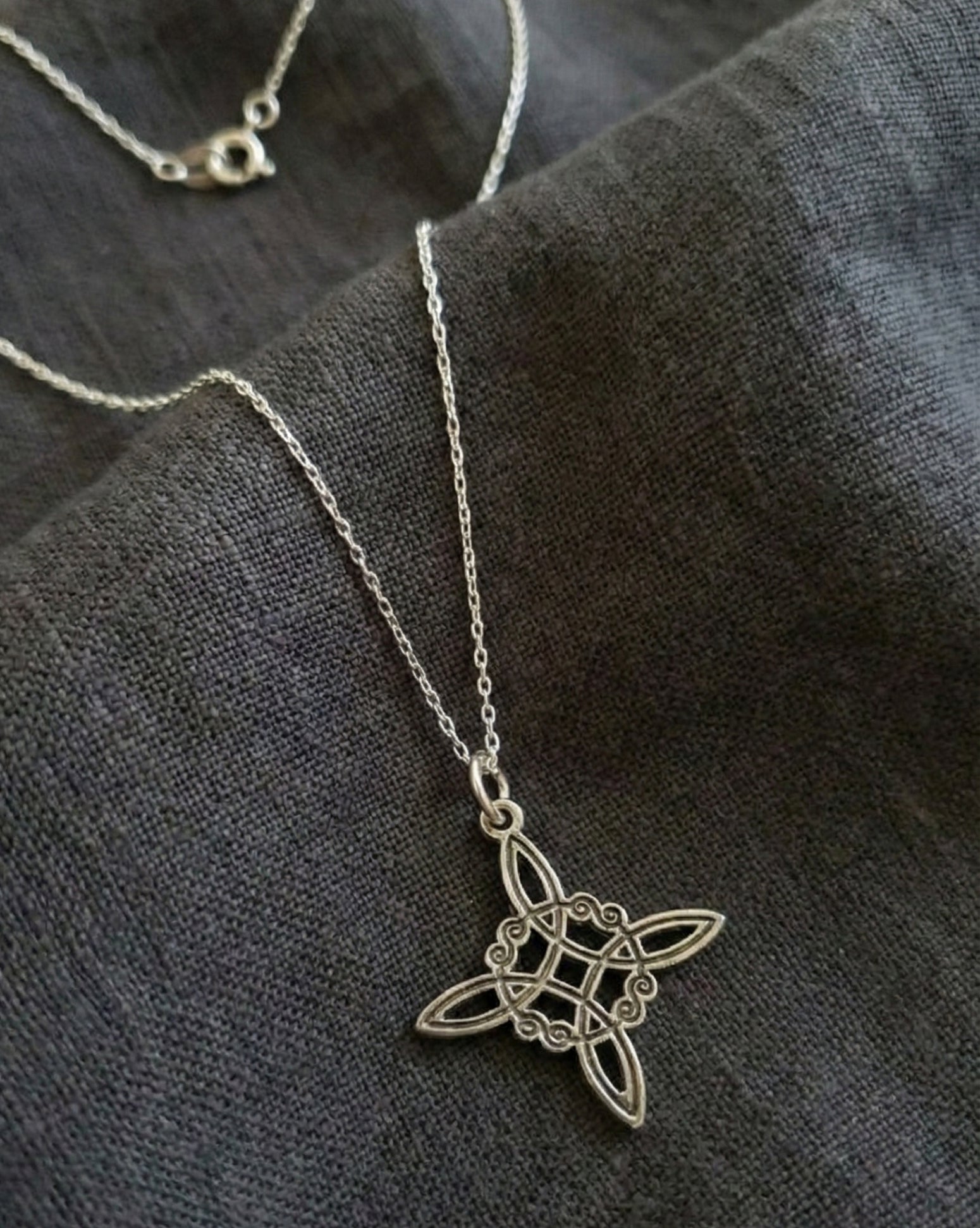 Hänge / halsband med häxknut