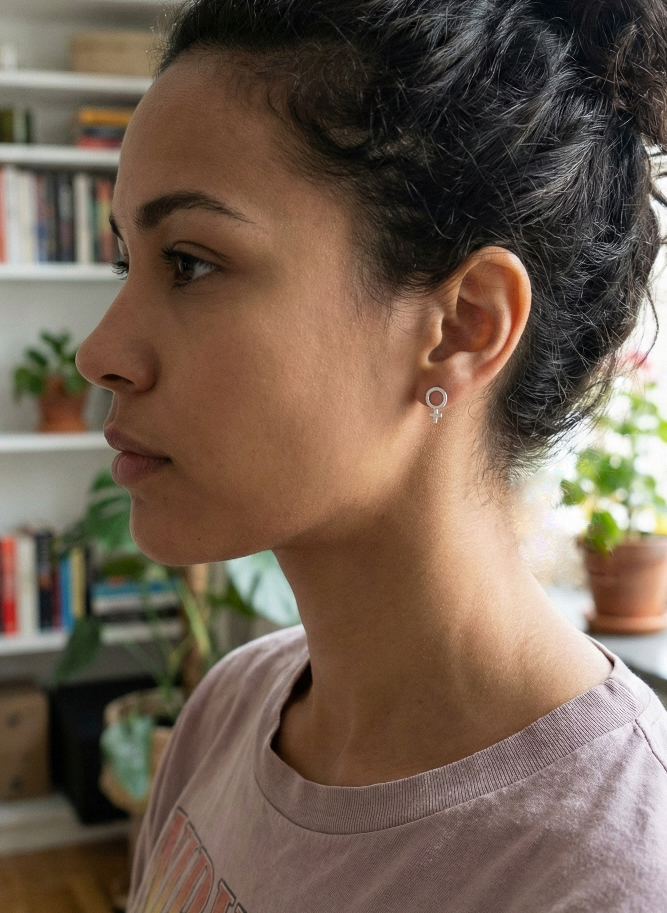 Kvinnosymbol örhängen, mellan  - Silver 925