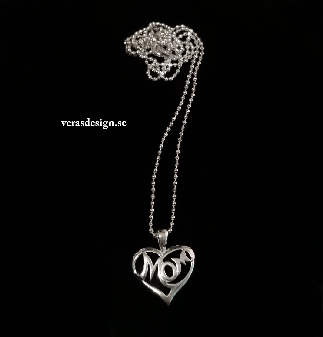 Hänge med texthjärta "Mom"  - Sterling silver 925