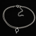 Dubbelradig fotlänk i 925 sterling silver med ett hänge format som en kvinnosymbol, fotograferad mot en svart bakgrund.